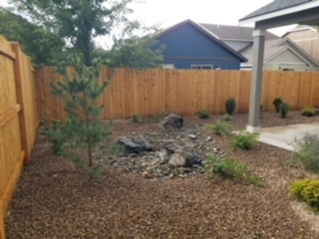 Building Photo - Stunning newer home in NE Bend neighborhood!
