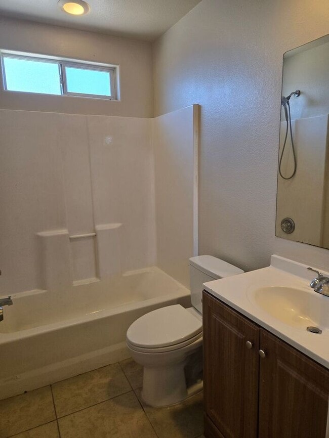 Building Photo - 3 bed, 1 bath, in a Duplex located in Sout...