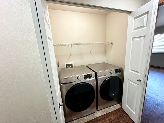 Building Photo - Spacious 3 Bedroom 2 Bathroom Home Now Available