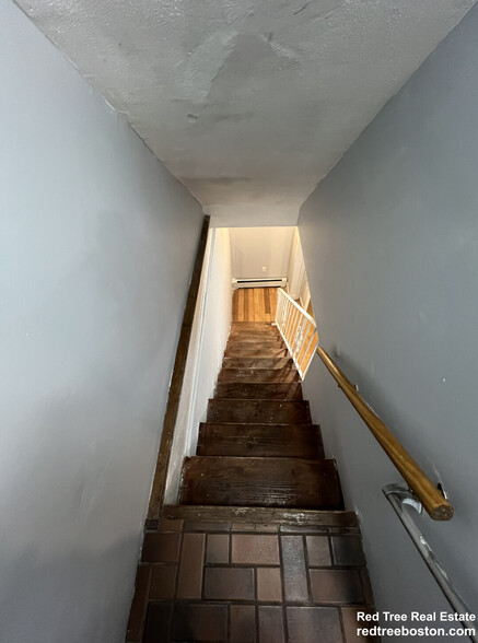 Building Photo - 474 E 7th St
