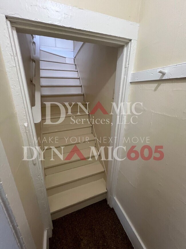 Building Photo - Upper 2BR/1BA - All Utilities Paid by Land...