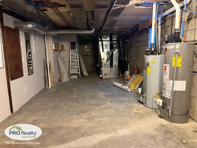 Building Photo - 2 Bedroom Upper Level Duplex Unit