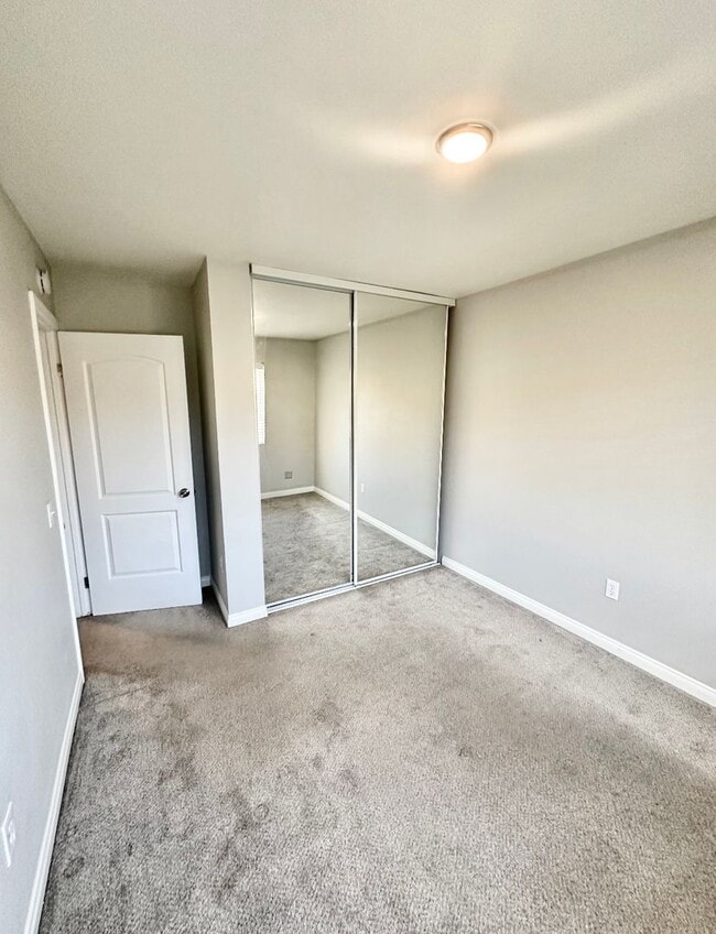 Building Photo - Stunning Townhome In Santee with Modern Fi...