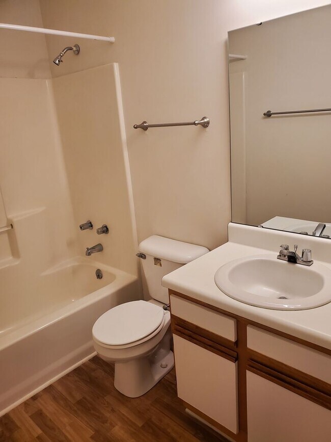 Building Photo - 2 Bedroom, 1 bath apartment Upstairs Unit