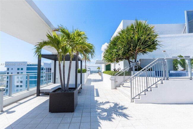 Building Photo - 1010 SW 2nd Ave