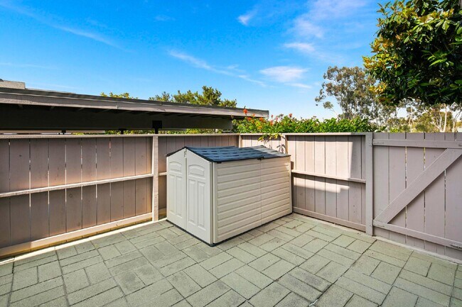 Building Photo - Stunning townhouse in La Jolla / North UTC area
