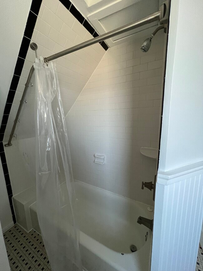 Building Photo - 4964 Oaklawn Dr