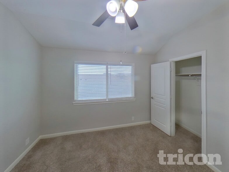 Building Photo - 423 Hayes St