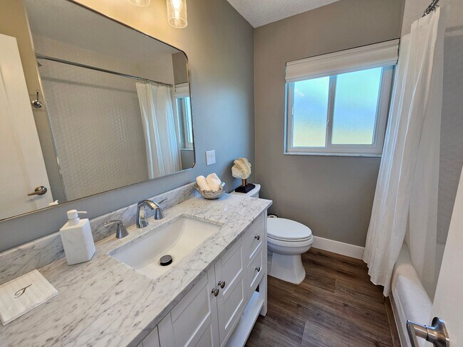Building Photo - Annual Rental or 6+ month option - FURNISHED HEATED POOL HOME. Gorgeous 3 Bedroom, 3 Bath, 2 Car ...