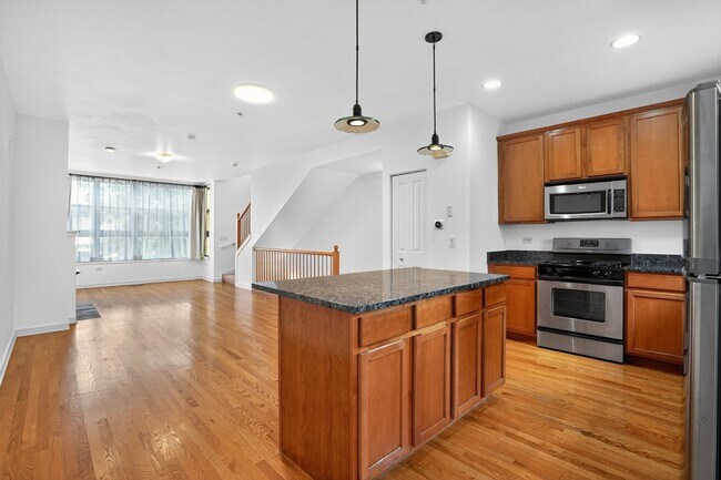 Building Photo - Charming 2BR Townhome in Chicago
