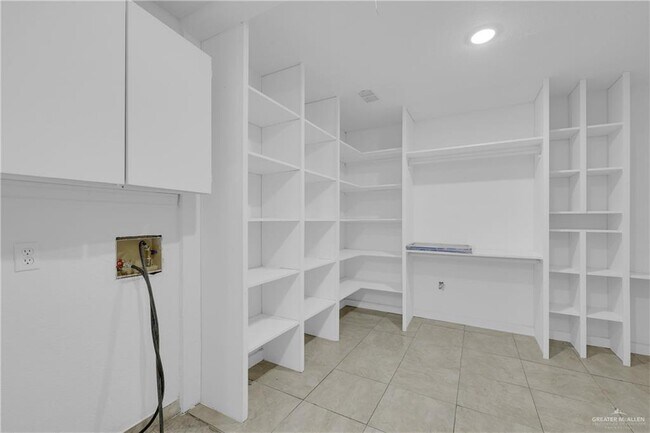 Building Photo - 7538 Camelot Dr
