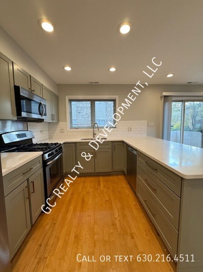 Building Photo - 220 Des Plaines Ave