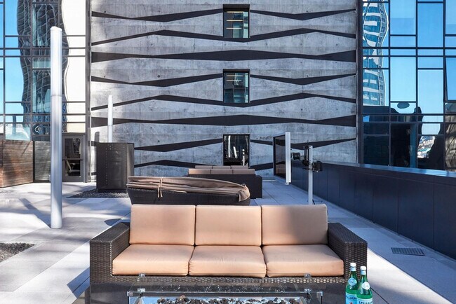 Building Photo - 18 10th St