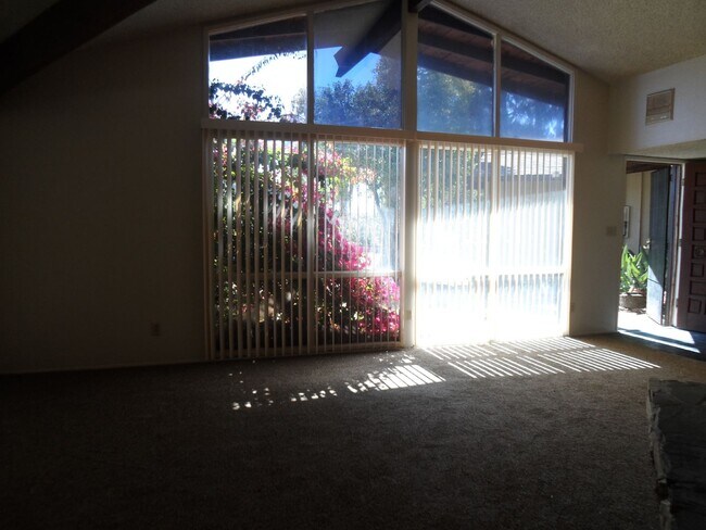 Building Photo - 3-Bedroom Home on Nearly 1 Acre with Firep...