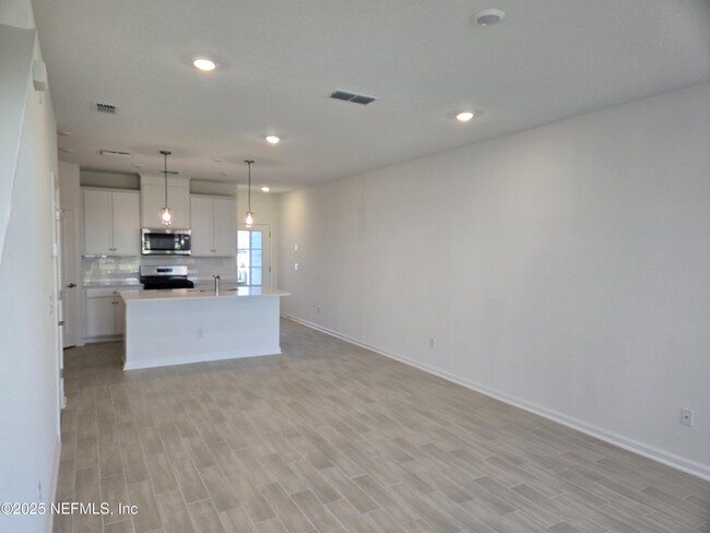 Building Photo - 195 Brandon Lks Dr
