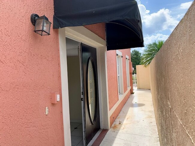 Building Photo - Location, Location, Location! Spacious Tow...