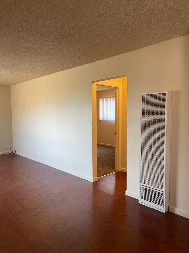 Building Photo - 2 BED 1 BATH UPSTAIRS UNIT *PET FRIENDLY