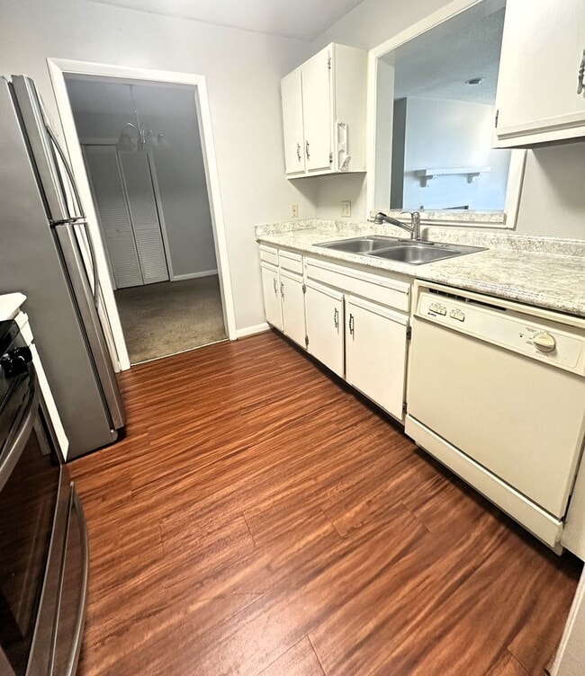 Building Photo - Sweetbriar Condos in North Raleigh - 2 bedroom