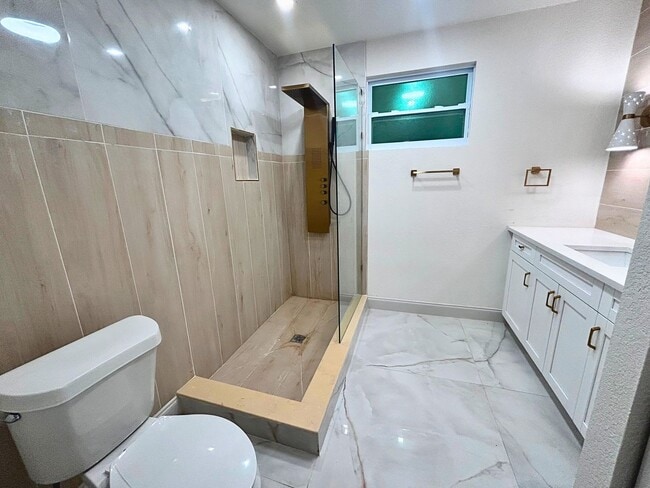 Building Photo - Beautifully renovated studio with extra large spa bathroom and yard