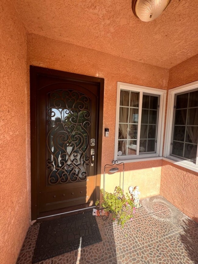 Building Photo - House  3 bedrooms, 1 baths,