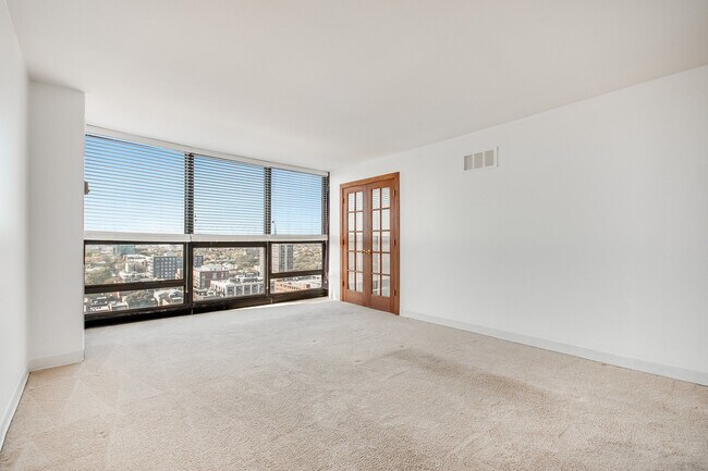 Building Photo - 1540 N La Salle Dr