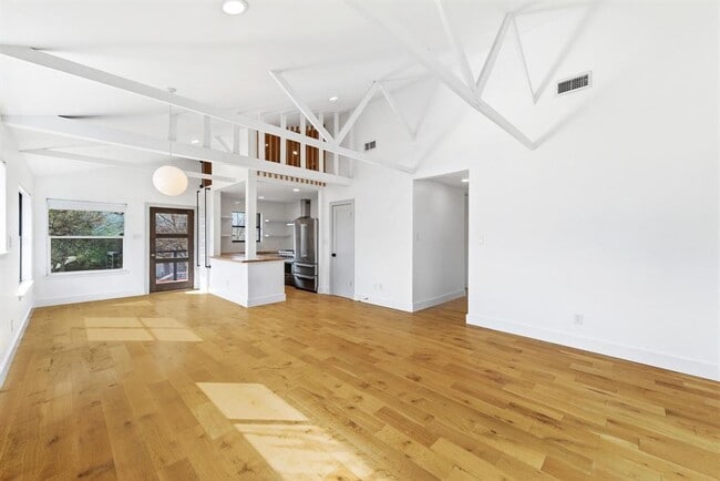 Building Photo - 919 Walter St