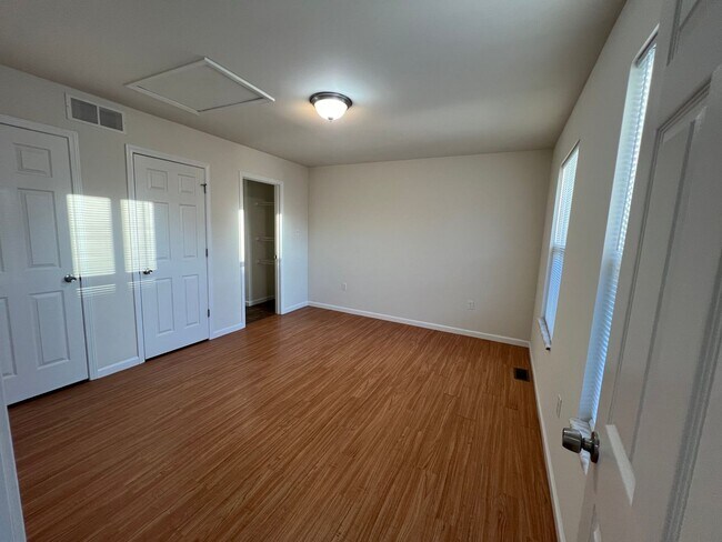 Building Photo - 3 Bedroom 2 bath 2 car garage house
