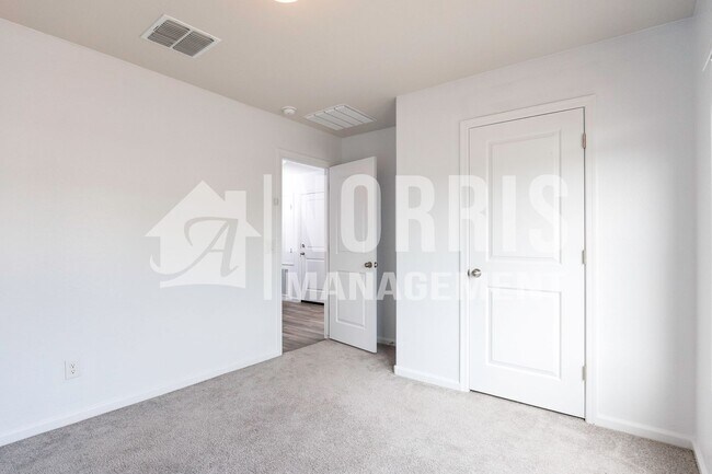 Building Photo - Newer Home in a Great Location to the Freeway