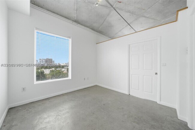 Building Photo - 10 SW South River Dr