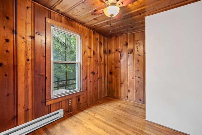 Building Photo - Charming Black Mountain Rental!