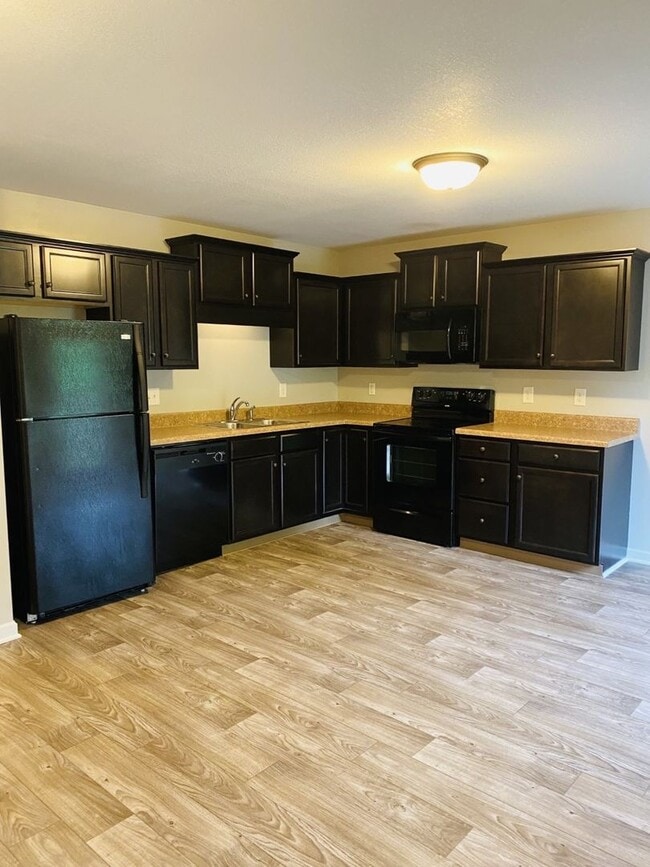 Building Photo - Beautiful Townhome