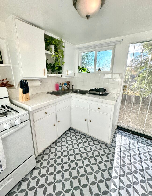 Building Photo - 448 W Avenue 46
