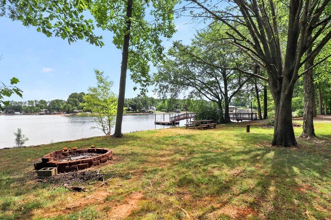 Building Photo - 120 Stepaside Ln