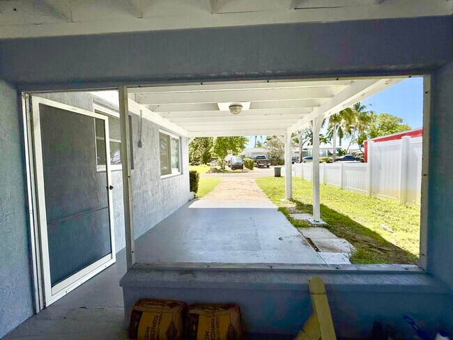 Building Photo - 1615 Crest Dr