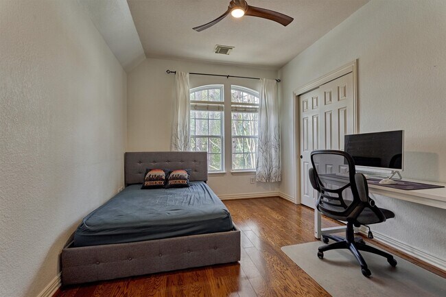 Building Photo - 18 Wyckham Cir