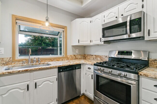 Building Photo - 3-Bed Ranch Retreat in Briargate Just 15 M...
