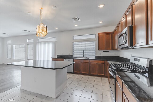 Building Photo - 638 Great River Ave