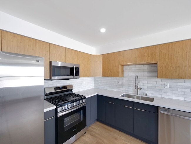 Building Photo - Massive 4 & 5 Bed Luxury Townhomes