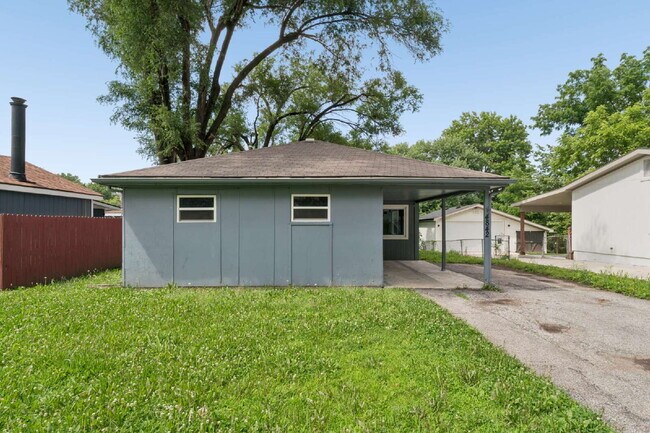 Building Photo - Charming Mid-Century Ranch Home Available Now!  1st Month's Rent is FREE!*