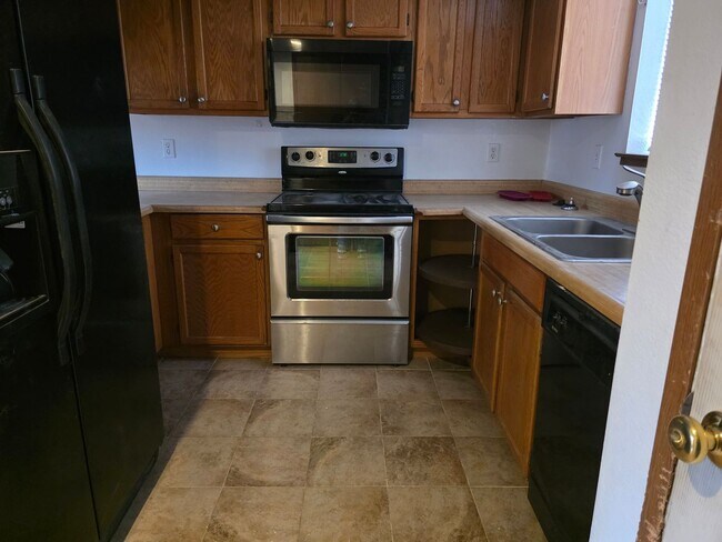 Building Photo - Cute Townhouse