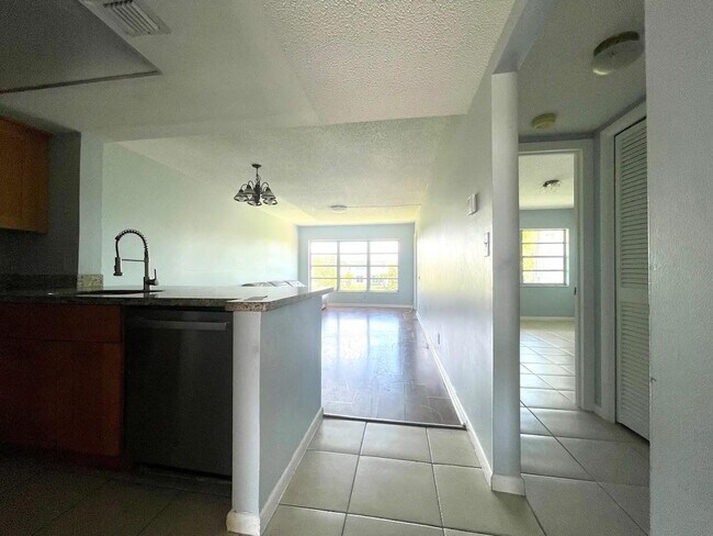 Building Photo - 1101 Crystal Lake Dr