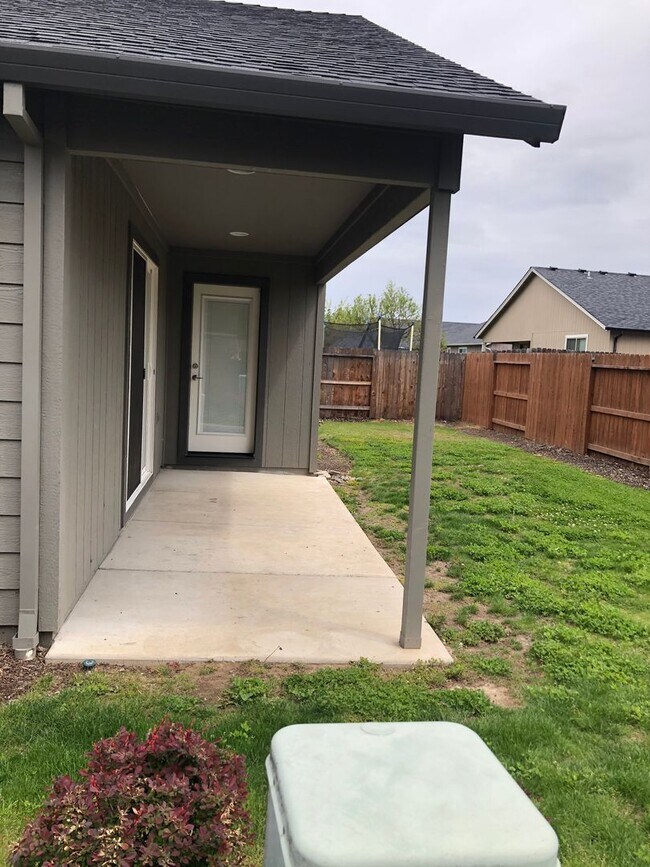 Building Photo - 3 Bedroom 2 Bath Home