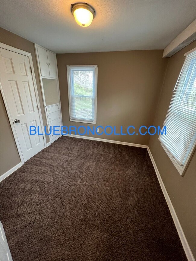 Building Photo - Nice two bedroom house with nice hardwood ...