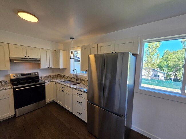 Building Photo - Perfectly remodeled 3BDR/1BA Single-level ...