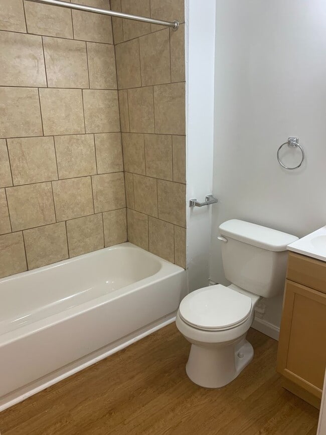 Building Photo - One bedroom Apartment! Video in Photos!