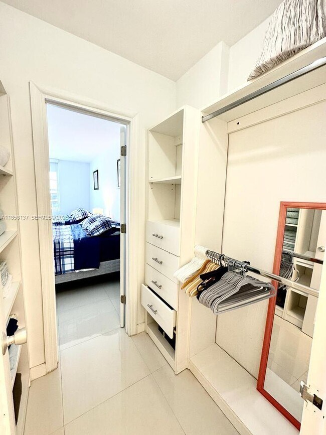 Building Photo - 100 Lincoln Rd