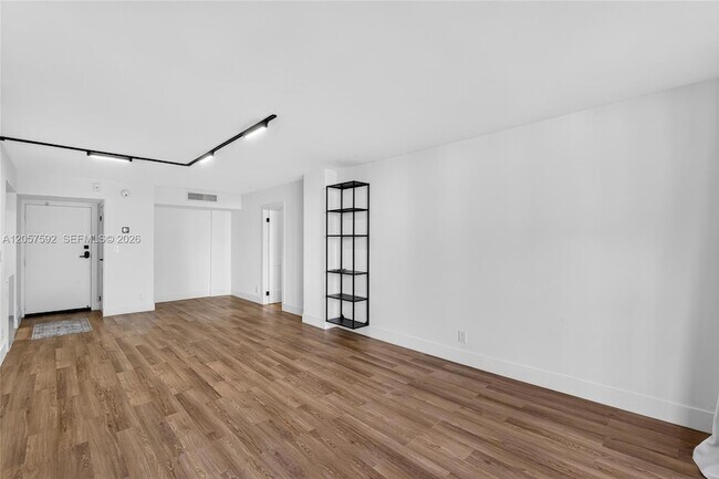 Building Photo - 3301 N Country Club Dr