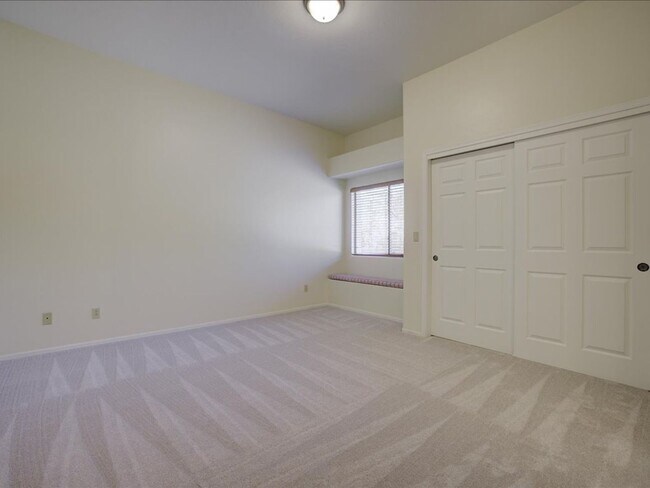 Building Photo - 4 Bedroom 4 Bathroom