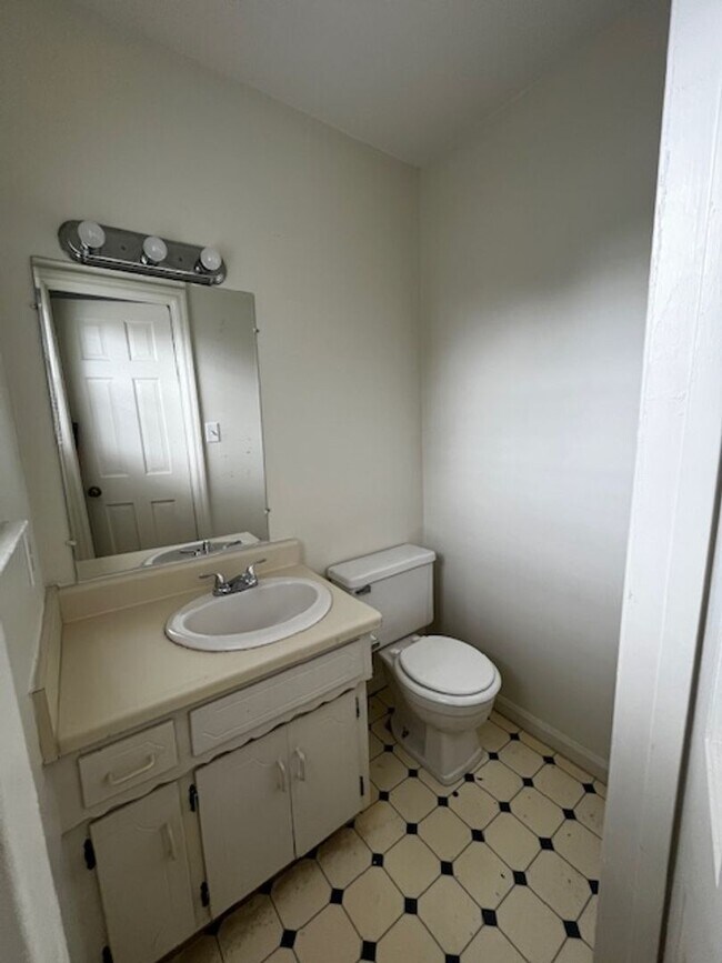 Building Photo - 4 Bedroom 2.5 Bath House with Garage and B...