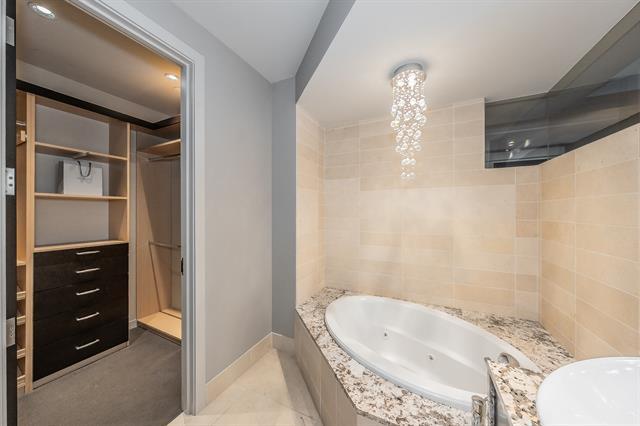 Building Photo - 2600 W 7th St